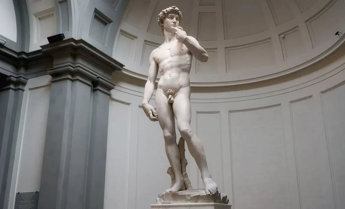статуя голого чоловіка та збільшення члена